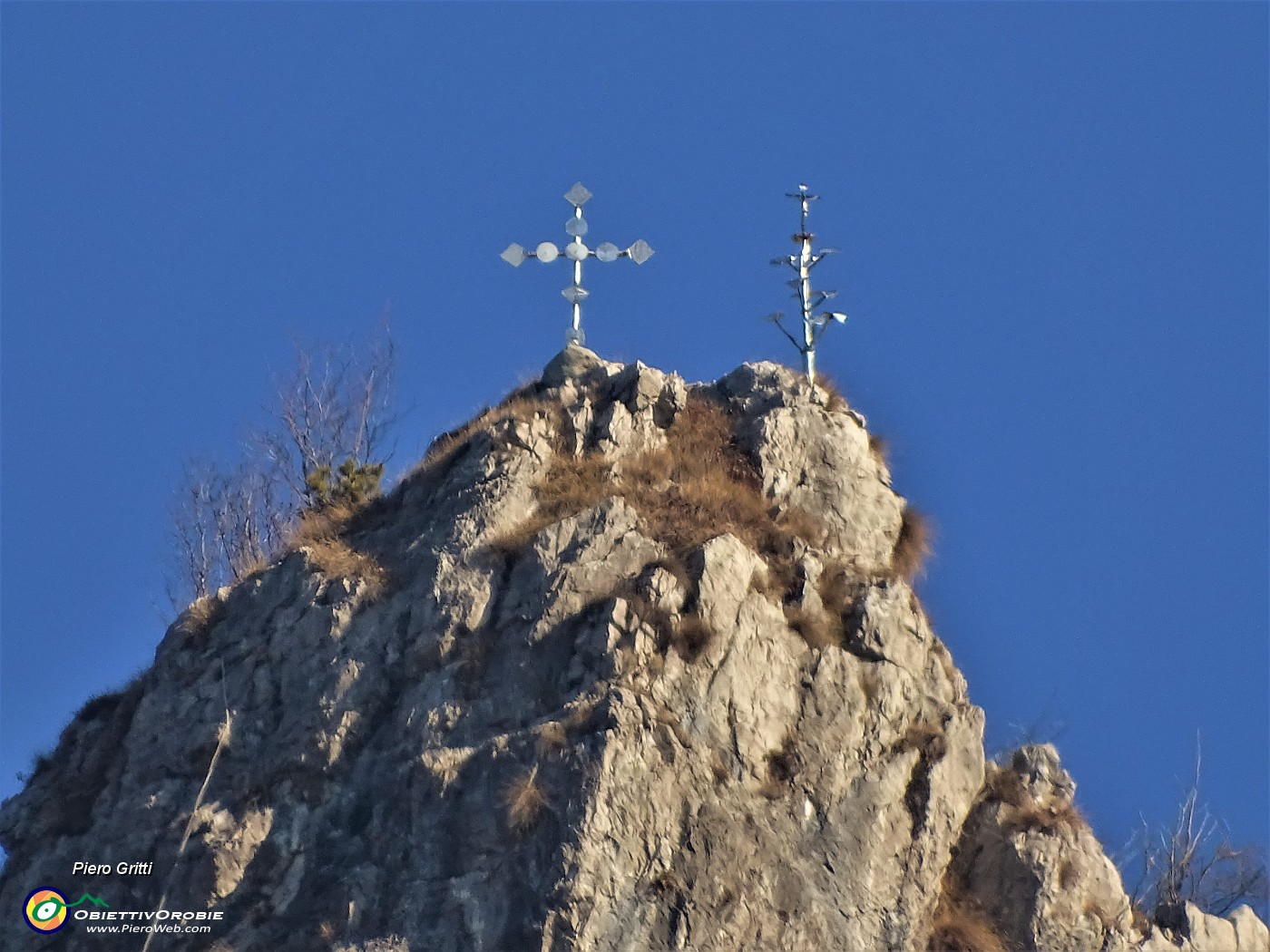 13 Zoom sulle due crocette del pinnacolo a lato sx del Monte Corno.JPG
